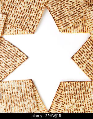 Pesach célébration concept - vacances juives Pesach. Matzah plié en forme d'étoile de david isolé sur fond blanc. Copier l'espace pour le texte. FLA Banque D'Images