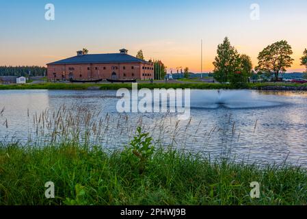 Vue au coucher du soleil sur le musée Savonlinna Riihisaari en Finlande. Banque D'Images