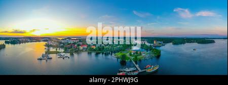 Vue sur le château d'Olavinlinna et le musée Riihisaari à Savonlinna, en Finlande, au coucher du soleil. Banque D'Images