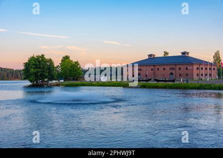 Vue au coucher du soleil sur le musée Savonlinna Riihisaari en Finlande. Banque D'Images