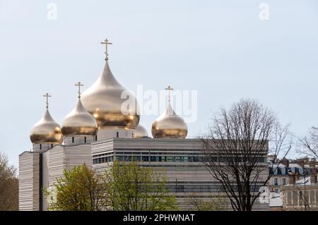 Centre spirituel et culturel orthodoxe russe et cathédrale orthodoxe de la Sainte Trinité située quai Branly à Paris, France Banque D'Images