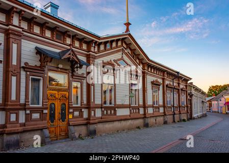 Vue sur le musée Marela au coucher du soleil dans le quartier Vanha Rauma de Rauma en Finlande. Banque D'Images