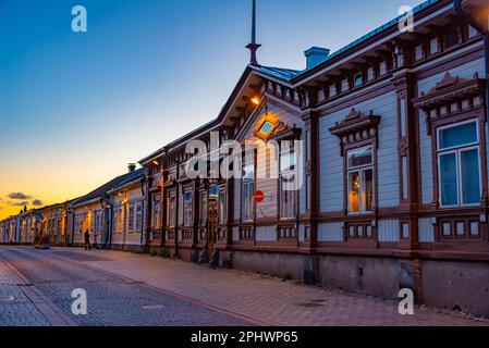 Vue sur le musée Marela au coucher du soleil dans le quartier Vanha Rauma de Rauma en Finlande. Banque D'Images