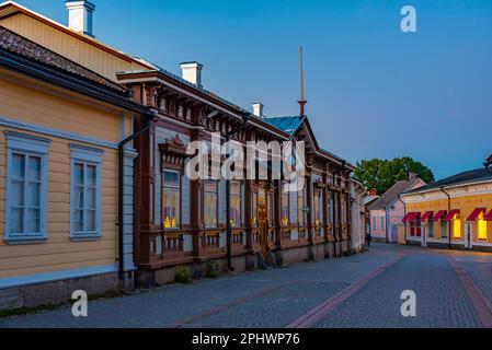 Vue sur le musée Marela au coucher du soleil dans le quartier Vanha Rauma de Rauma en Finlande. Banque D'Images