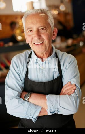 Prêt pour mon premier client. Portrait d'un homme âgé travaillant dans un café. Banque D'Images