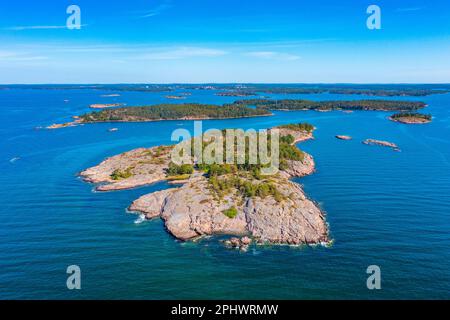 Îlots Rocheuses formant l'archipel des Aland en Finlande. Banque D'Images
