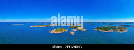 Îlots Rocheuses formant l'archipel des Aland en Finlande. Banque D'Images