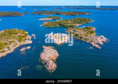 Îlots Rocheuses formant l'archipel des Aland en Finlande. Banque D'Images