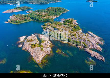 Îlots Rocheuses formant l'archipel des Aland en Finlande. Banque D'Images