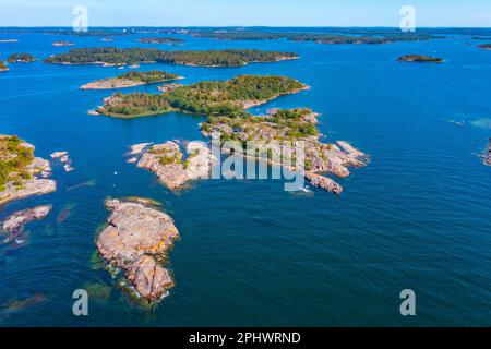 Îlots Rocheuses formant l'archipel des Aland en Finlande. Banque D'Images