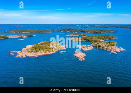 Îlots Rocheuses formant l'archipel des Aland en Finlande. Banque D'Images