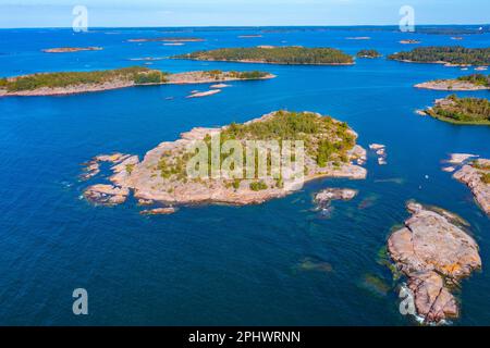 Îlots Rocheuses formant l'archipel des Aland en Finlande. Banque D'Images