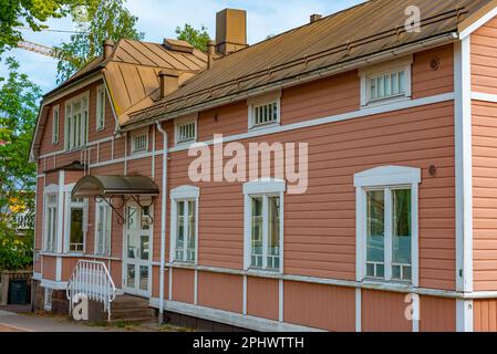 Maisons en bois dans la ville finlandaise de Mariehamn. Banque D'Images