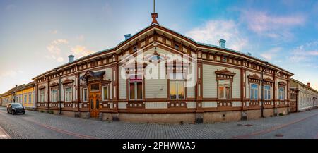 Vue sur le musée Marela au coucher du soleil dans le quartier Vanha Rauma de Rauma en Finlande. Banque D'Images