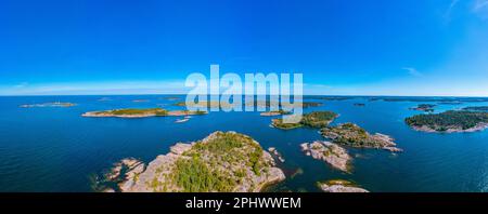 Îlots Rocheuses formant l'archipel des Aland en Finlande. Banque D'Images