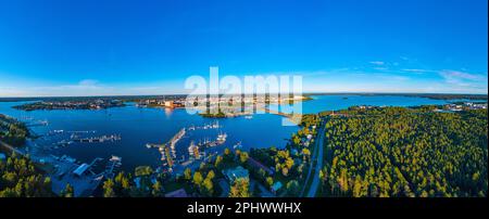 Coucher de soleil vue panoramique sur la ville finlandaise de Vaasa. Banque D'Images