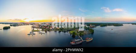 Vue sur le château d'Olavinlinna et le musée Riihisaari à Savonlinna, en Finlande, au coucher du soleil. Banque D'Images