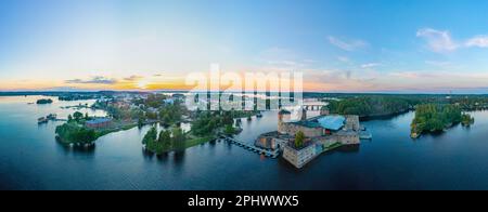 Vue sur le château d'Olavinlinna et le musée Riihisaari à Savonlinna, en Finlande, au coucher du soleil. Banque D'Images