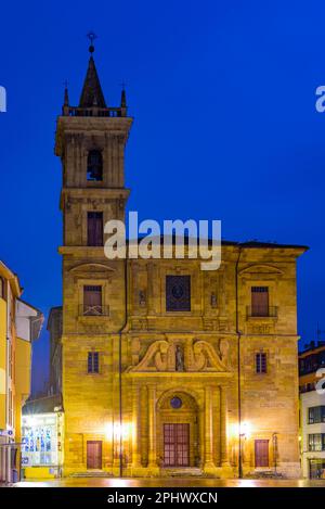 Vue nocturne de l'Iglesia de San Isidoro el Real dans la ville espagnole d'Oviedo. Banque D'Images