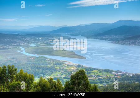 Vue aérienne du fleuve Minho faisant une frontière entre l'Espagne et le Portugal. Banque D'Images