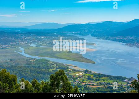 Vue aérienne du fleuve Minho faisant une frontière entre l'Espagne et le Portugal. Banque D'Images