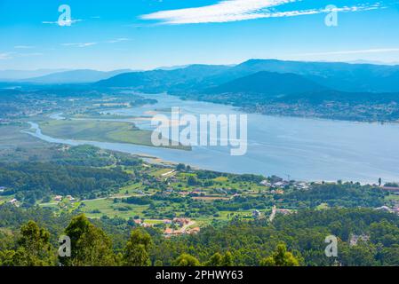 Vue aérienne du fleuve Minho faisant une frontière entre l'Espagne et le Portugal. Banque D'Images