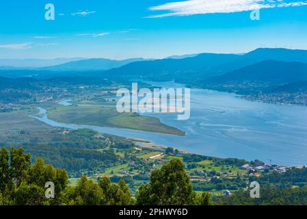 Vue aérienne du fleuve Minho faisant une frontière entre l'Espagne et le Portugal. Banque D'Images