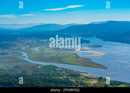 Vue aérienne du fleuve Minho faisant une frontière entre l'Espagne et le Portugal. Banque D'Images