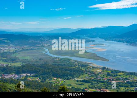 Vue aérienne du fleuve Minho faisant une frontière entre l'Espagne et le Portugal. Banque D'Images