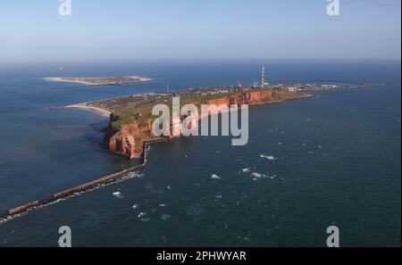 Helgoland, Allemagne. 23rd mars 2023. Vue sur l'île de haute mer Helgoland avec port sud (arrière, r), les falaises rouges et Lummenfelsen et le rocher 'Lange Anna' (avant). Credit: Christian Charisius/dpa/Alay Live News Banque D'Images