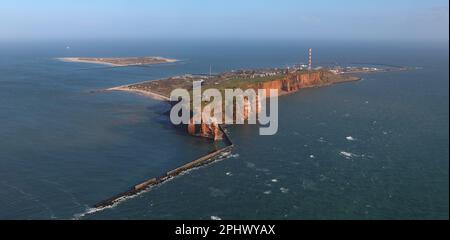 Helgoland, Allemagne. 23rd mars 2023. Vue sur l'île de haute mer Helgoland avec port sud (arrière, r), les falaises rouges et Lummenfelsen et le rocher 'Lange Anna' (avant). Credit: Christian Charisius/dpa/Alay Live News Banque D'Images