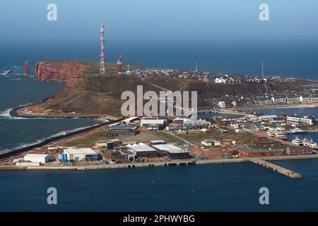 Helgoland, Allemagne. 23rd mars 2023. Vue sur l'île en haute mer de Helgoland avec le port sud (avant), les falaises rouges et Lummenfelsen et le rocher 'Lange Anna' (arrière, l). Credit: Christian Charisius/dpa/Alay Live News Banque D'Images