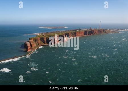 Helgoland, Allemagne. 23rd mars 2023. Vue sur l'île de haute mer Helgoland avec les falaises rouges, Lummenfelsen et le rocher 'Lange Anna' (l). Credit: Christian Charisius/dpa/Alay Live News Banque D'Images