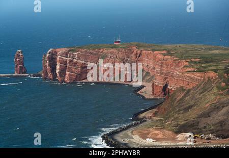 Helgoland, Allemagne. 23rd mars 2023. Vue sur l'île de haute mer Helgoland avec les falaises rouges, Lummenfelsen et le rocher 'Lange Anna' (l). Credit: Christian Charisius/dpa/Alay Live News Banque D'Images