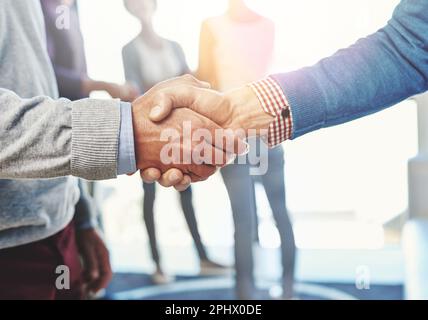 Conclusion d'un nouveau contrat commercial. Gros plan de deux hommes d'affaires qui se secouent la main. Banque D'Images