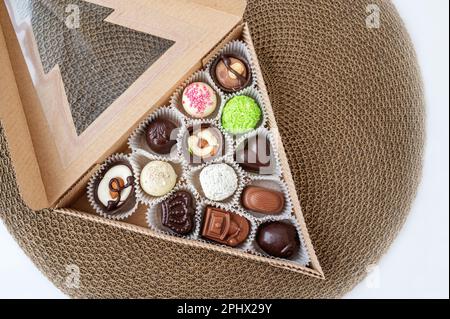 Assortiment de friandises faites à la main, chocolats suisses dans une boîte cadeau, diverses pralines de luxe faites de chocolat noir et de lait bio, desserts sucrées comme des repas de vacances Banque D'Images