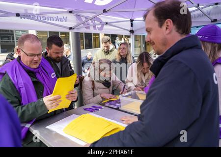 LEEUWARDEN - les grévistes s'inscrivent lors d'une réunion d'action. Les employés d'ING, dans le nord-est des pays-Bas, posent leur travail par insatisfaction face à l'absence d'une nouvelle convention collective de travail à la banque. Selon les syndicats FNV, de Unie et CNV, c'est la première grève de 24 heures qui ait eu lieu à ING. ANP JILMER POSTMA pays-bas sortie - belgique sortie Banque D'Images