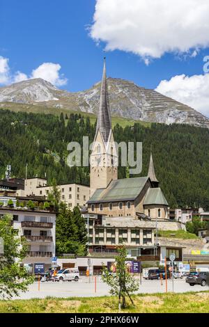 Davos Platz, Suisse - 24 juin. 2021: L'église réformée de Saint Jean à Davos dans le canton des Grisons. C'est la plus ancienne église de vallée du DAV Banque D'Images