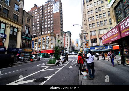 Marche sur Broadway Avenue près de West 30th Street à Manhattan, New York City, NY, USA. Banque D'Images