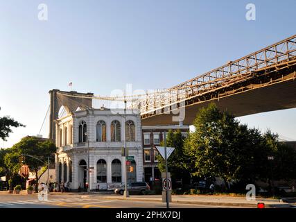 Une vieille maison au coin de Old Fulton St et Front St avec le pont de Brooklyn derrière elle. New York, États-Unis. Banque D'Images