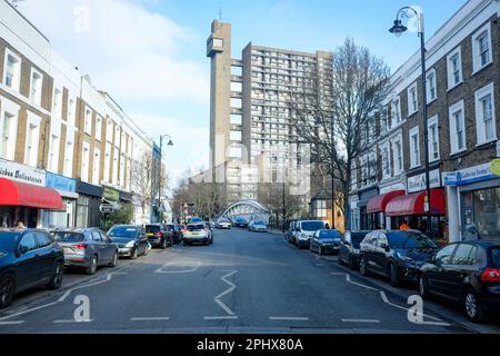 Londres - 2023 mai : Golbourne Road, une rue de magasins avec un marché de rue Banque D'Images
