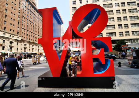 LOVE Sculpture Manhattan au coin de 55th et 6th Avenue à Manhattan, New York City, NY, USA. Banque D'Images