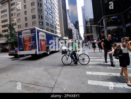 Piétons traversant 6th Ave. À l'angle de West 56th Street à Manhattan, New York City, NY, USA. Banque D'Images