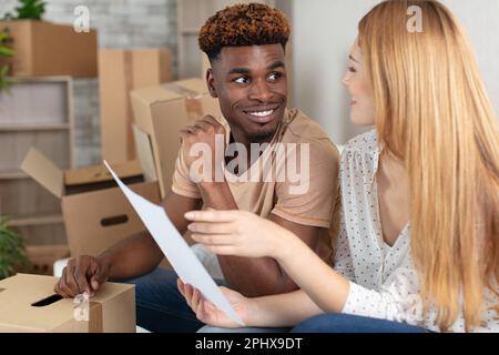 couple se déplaçant ensemble dans un nouvel appartement Banque D'Images