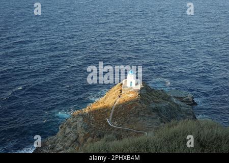 Une photo aérienne de l'église des sept martyrs dans l'île grecque de Sifnos avec vue sur la mer Banque D'Images