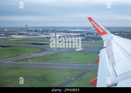Aéroport Charles de Gaulle, France: Janvier 2023: Vue de l'aile facile en vol de charles de gaulle Banque D'Images