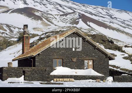 Hutte 'Rifugio Galvarina 1878 m slm' dans le parc national d'hiver de l'Etna, Sicile, Italie Banque D'Images