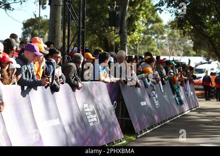 Albert Park, Melbourne, Victoria, Australie. 30th mars 2023. FIA Formula One World Championship 2023 - Formule 1 Rolex Australian Grand Prix - les fans attendent sur Melbourne Walk pendant le FIA Formula One World Championship 2023-image crédit: brett keating/Alay Live News Banque D'Images