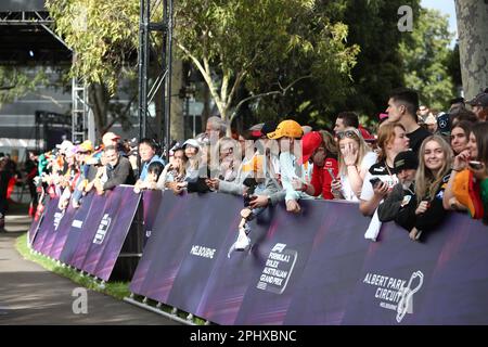Albert Park, Melbourne, Victoria, Australie. 30th mars 2023. FIA Formula One World Championship 2023 - Formule 1 Rolex Australian Grand Prix - les fans attendent sur Melbourne Walk pendant le FIA Formula One World Championship 2023-image crédit: brett keating/Alay Live News Banque D'Images