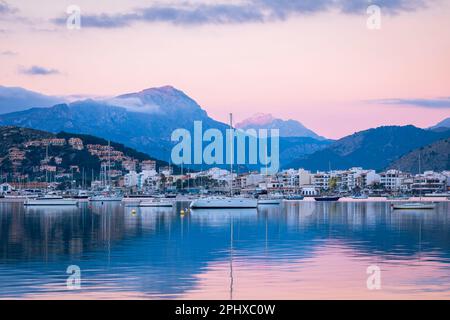 Lever de soleil et lueur alpine sur les montagnes de la Tramuntana depuis le port de Pollenca Majorque Espagne Banque D'Images
